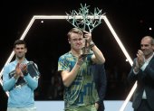 Holger Rune (C) levanta el título del Master 1.000 ante la mirada de Djokovic, atrás.