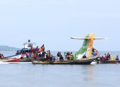 Rescatistas y pescadores buscan en el agua posibles sobrevivientes de un avión con 43 ocupantes que cayó sobre el Lago Victoria.
