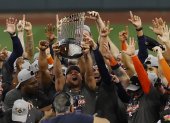 Los jugadores de los Astros pletóricos festejando con el trofeo de la Serie Mundial 2022.