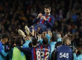 Gerard Piqué lanzado por los aires por sus compañeros del FC. Barcelona.