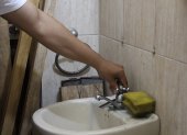Los residentes de Urdesa dicen estar cansados por los continuos cortes de agua en la zona.