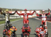 Los tres campeones del mundo de motociclismo en las categorías Moto GP, Francesco Bagnaia (c), Moto 2, Augusto Fernandez (i) y Moto 3, Izan Guevara (d), posan en la pista del circuito Ricardo Totormo de Cheste (Valencia)l.EFE/ Biel Aliño