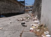 Desde basura hasta material de construcción hay en callejones de la ciudadela Albatros.