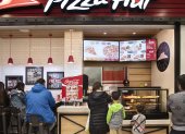 Restaurante.- Un grupo de personas en un local de Pizza Hut.
