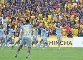 Édison Vega, volante de Aucas, celebra su tanto ante Barcelona en el Monumental.