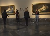 Madrid. Momento en el que activistas de Futuro Vegetal se pegan a los marcos de cuadros del Museo del Prado.