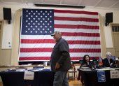 La gente espera en fila para votar el día de las elecciones en un lugar de votación en la Old Stone School en Hillsboro, Virginia