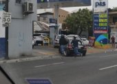 El hecho delictivo se registró en la avenida Quito. Los criminales huyeron en dirección a la avenida Machala.
De ahí, los tipos se embarcaron nuevamente en la moto y pretendieron escapar en sentido contrario, pero el alto flujo vehicular se los impidió y no les quedó otra opción que huir en dirección al norte, pero solo avanzaron unos diez metros, pues otra vez terminaron bloqueados por el tráfico. Eso fue aprovechado por el perjudicado, quien de inmediato aceleró y chocó por detrás a los ladrones.

Ellos huyeron y dejaron todo abandonado, incluyendo la moto y un teléfono celular. A pocos metros llegaba un uniformado de la Policía, quien llamó a la central de patrullas y pidió apoyo. Los pillos escaparon.