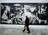 Fotografía de archivo fechada el 3 de abril de 2017 donde se observa la obra "Guernica" de Picasso, durante una exposición en el Museo Reina Sofía, en Madrid.