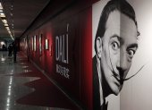 Salvador Dalí conquista el metro de Shanghái