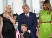 Tiffany Trump (I), el expresidente estadounidense Donald J. Trump (C), y la ex primera dama Melania Trump (D) , en una fotografía de archivo.