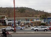 Un policía fue baleado en los exteriores de una plaza comercial de la avenida a Daule.