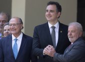 El presidente del Senado, Rodrigo Pacheco (c), recibe al presidente electo de Brasil, Luiz Inacio Lula da Silva (d), y al vicepresidente, Geraldo Alckmim (i), hoy, en la residencia oficial de Senado en Brasilia (Brasil). EFE/Joédson Alves
