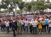 Protesta. Ayer se congregaron los dueños de bares y discotecas afuera de la Gobernación del Guayas, para pedir la eliminación del toque de queda.