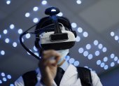 Estudiantes de la facultad de medicina de la Universidad de El Salvador prueban el nuevo laboratorio de realidad virtual denominado Minerva VR LAB, en San Salvador (El Salvador).