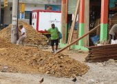 Escenario. Los ciudadanos deben esquivar los desechos de las obras.
