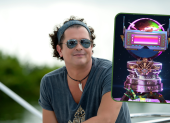 Carlos Vives y uno de los NFT.