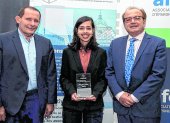 Galardón. Diana, junto a los directivos de Andese, muestra el premio que recibió por la mejor tesis doctoral.