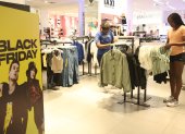 Descuentos. Los ciudadanos comienzan ya a visitar las tiendas para conocer las ofertas y rebajas disponibles por Viernes Negro.