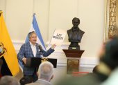 Guayaquil. De manera simbólica, el presidente Guillermo Lasso arrojó a una caneca de basura una copia de la ‘ley mordaza’ publicada en 2013