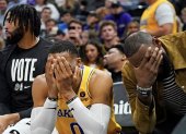 Russell Westbrook y LeBron James se toman la cara en la derrota de los Lakers.