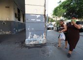 Pestilencia. Los transeúntes intentan evitar el portal del antiguo colegio Ana Paredes por el hedor que despide.