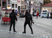 Agentes de la policía turca tratan de mantener el orden tras la explosión de un artefacto en una calle del centro de Estambul.