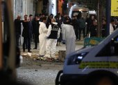 El equipo de investigación de la escena del crimen trabaja mientras policías turcos intentan asegurar la zona tras una explosión en la calle Istiklal de Estambul, Turquía, el 13 de noviembre de 2022.