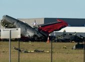 Los restos de uno de los aviones que colisionó durante el espectáculo aéreo en Dallas