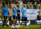 Lionel Messi (derecha) y Rodrigo de Paul (centro) durante el entrenamiento de este lunes.
