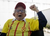 El hincha fiel con más edad de Aucas tuvo fuerzas para celebrar el título del equipo oriental en el centro de cuidados donde habita.