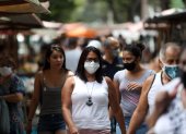 Fotografía de personas caminando por una calle en Vila Isabel en Rio de Janeiro, en una fotografía de archivo. EFE/Fabio Motta