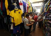 1. Venta de camisetas. Las zonas donde se venden las camisetas de Ecuador y otros equipos del Mundial empiezan a verse más pobladas. Los comerciantes esperan tener un repunte