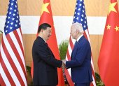 El presidente chino, Xi Jinping (I), saluda a su homólogo estadounidense, Joe Biden, antes de su reunión, un día antes de la Cumbre del G20 en Bali, Indonesia, este 14 de noviembre. EFE/EPA/XINHUA /LI XUEREN CHINA FUERA