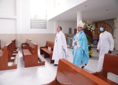 Por la nueva obra. El padre Yair Rodríguez recorre junto a monseñor Luis Cabrera Herrera, arzobispo de Guayaquil, la capilla construida en un 90 %.