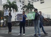 Los estudiantes de la Universidad Agraria se apostaron en diferentes puntos del centro de la ciudad, con letreros que contenían mensajes sobre el cuidado del medio ambiente.