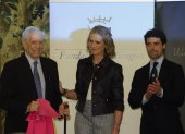 El premio Nobel de Literatura Mario Vargas Llosa con Elena de Borbón y el director del Centro de Asuntos Taurinos de la Comunidad de Madrid, Miguel Abellán.