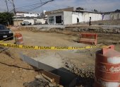 Tal como lo ha contado EXPRESO en una serie de reportajes, hay varias obras que se encuentran a medias en la ciudad, lo que causa molestia a los guayaquileños. 

En la ciudadela Guayacanes, norte de la urbe, una tubería de agua rota provocó que se realicen trabajos en la vía; sin embargo, luego de tres semanas, la obra continúa inconclusa. “Han pasado ya más de 20 días. Los trabajadores vienen, hacen un hueco, nosotros llamamos a reclamar y luego lo tapan con piedra chispa, eso ha ocurrido varias veces, pero no hay una solución real”, reclama Nereida Moreno, moradora de la manzana  202, quien teme que esta situación provoque accidentes. “Supuestamente, para evitar choques, colocaron un palo, pero lo que puede provocar es que los carros se rayen con eso. Esperamos que realmente culminen lo que empiezan y no dejen las cosas a medias”, insistió la mujer.

Otro de los reclamos de los moradores es que los trabajos se realizan en las madrugadas, lo que no permite descansar al vecindario.