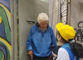 Visita de una censista a una vivienda que habita un adulto mayor.
