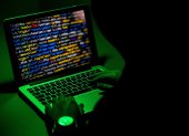 Ciberseguridad. Un hacker trabajando en un computador.