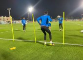 La cancha del Mesaimeer FC es el lugar donde la Tri realizará sus entrenamientos en Doha. Los porteros Hernán Galíndez (i), Alexander Domínguez (de espalda) y Moisés Ramírez fueron los primeros en saltar al campo.