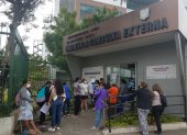 Usuarios esperan su turno para ingresar al área de consulta externa del Hospital Abel Gilbert Pontón, en el suroeste de Guayaquil.
