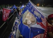 Los partidarios del expresidente de los Estados Unidos, Donald Trump, se paran frente al Mar-a-Lago Club, donde Trump hará un anuncio en Palm Beach, Florida. EFE/EPA/CRISTOBAL HERRERA-ULASHKEVICH