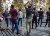 Manifestantes se enfrentan con la policía durante una protesta por la muerte de la joven iraní Mahsa Amini en Teherán el pasado 9 de octubre de 2022
