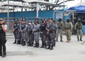 Los exteriores de la Penitenciaría del Litoral son custodiados por policías y se requiere además la intervención militar para los operativos de control.