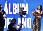 Rosalía reacciona al aceptar su premio a Álbum del Año durante la 23ª Entrega Anual de los Premios Grammy Latinos