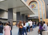 Antes de que abra el centro comercial las personas ya estaban fuera de la instalación para ingresar.