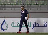 El entrenador de cabeza de Costa Rica Luis Fernando Suarez dirige una sesión de formación del equipo aguantado en Al Ahli S.D., en Doha, Qatar, 19 noviembre 2022, en vísperas de partido de fútbol de la inauguración de FIFA Qatar de Taza Mundial 2022 entre Qatar y Ecuador.