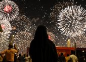 Fuegos artificiales durante la inauguración del "FIFA Fan Festival" este sábado en Doha, en el que se interpretó el primer himno de la fiesta, "Tukoh Taka".