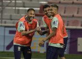 Neymar (i) y Casemiro (c), durante el entrenamiento del cuadro brasileño.